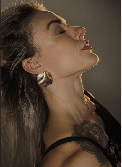 Maiara Souza, enfermeira esteta, em retrato editorial com luz dourada